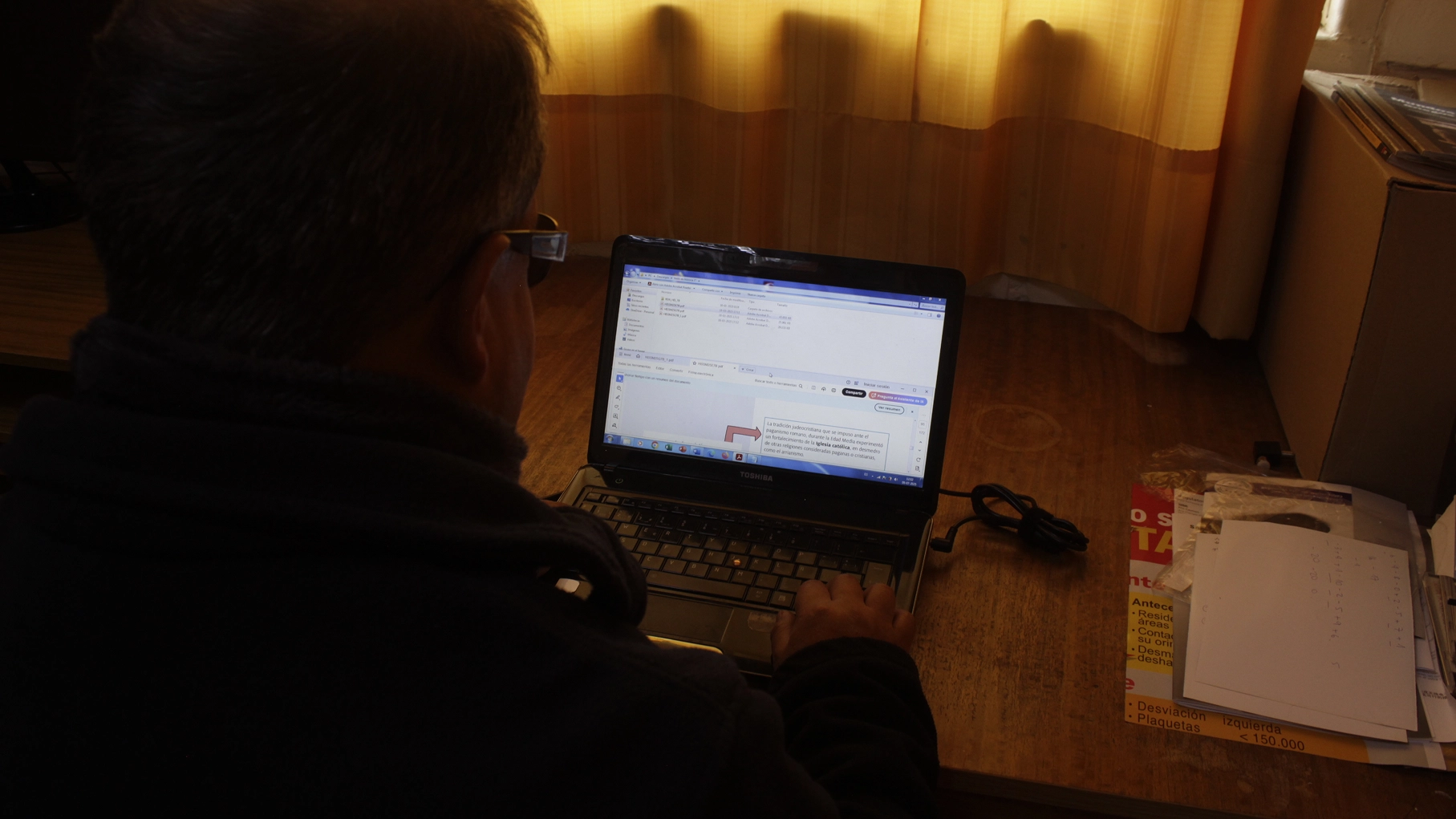 alumnos y docentes en sala de clases